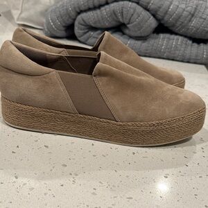 Vince women's Wilton  tan suede slip on shoe brown Suede Platform  loafer 10